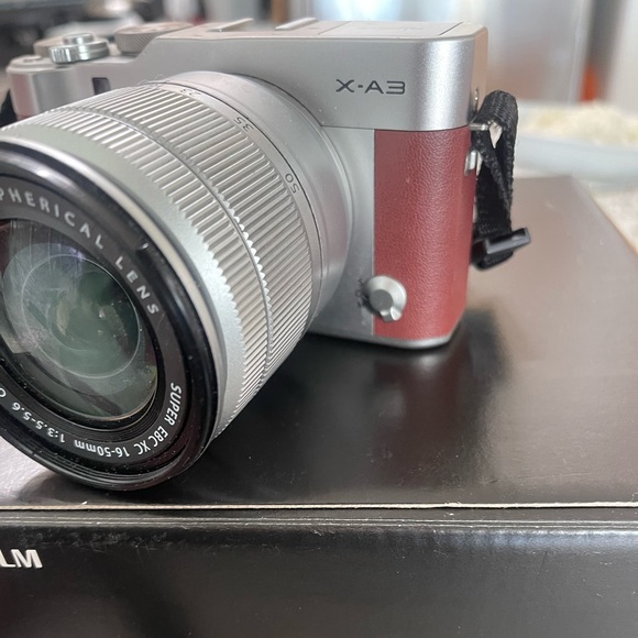 Fujifilm X-A3 mirrorless camera - Picture 2 of 3